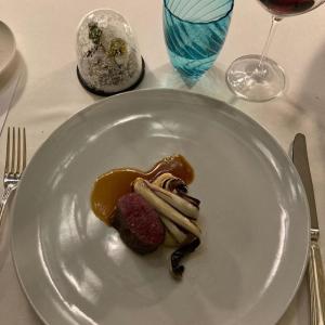 Il filetto di cervo, dietro al piatto l'omaggio ai convitati, la cupoletta Peratoner di marzapane 