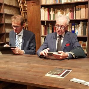L'Architetto Aulo Guagnini e l'Avvocato Paolo Volli descrivono il restauro della Libreria, sullo sfondo alcuni dei 28000 volumi ricuperati