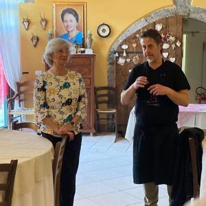 Lo Chef commenta il menu con la Delegata Ileana Bussani