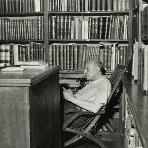 Umberto Saba nella sua Libreria Antiquaria in una foto di archivio 